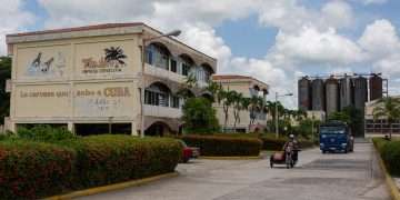 Fábrica de Cerveza Tínima, en la provincia cubana de Camagüey. Foto: Leandro Pérez Pérez / Adelante.