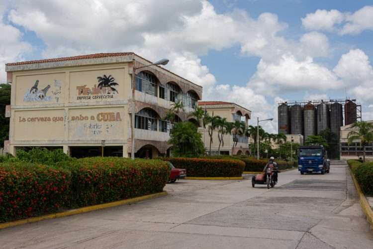 Fábrica de Cerveza Tínima, en la provincia cubana de Camagüey. Foto: Leandro Pérez Pérez / Adelante.