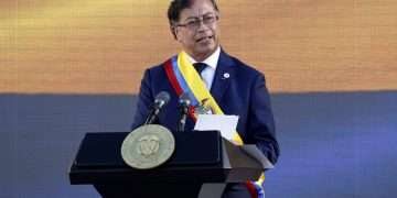 El presidente de Colombia, Gustavo Petro, pronuncia su discurso de investidura este domingo, en la Plaza Bolívar de Bogotá. Foto: Mauricio Dueñas Castañeda / EFE.