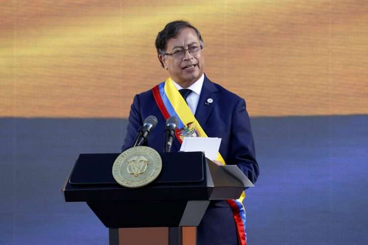 El presidente de Colombia, Gustavo Petro, pronuncia su discurso de investidura este domingo, en la Plaza Bolívar de Bogotá. Foto: Mauricio Dueñas Castañeda / EFE.