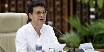 El alto comisionado para la Paz de Colombia, Iván Danilo Rueda, ofrece declaraciones a la prensa este viernes en La Habana, en las que anunció que su gobierno dará los pasos necesarios para retomar las conversaciones de paz con el grupo guerrillero Ejército de Liberación Nacional (ELN). Foto: Ernesto Mastrascusa / EFE.