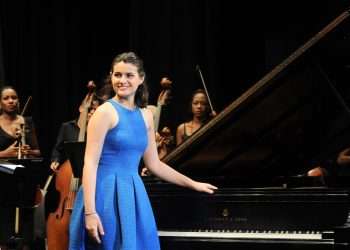 La concertista Karla Martínez en concierto de Clausura del IV Encuentro de Jóvenes Pianistas en La Habana,
Teatro Martí. Interpretando el Concierto no. 3 de Beethoven junto a la Orquesta
Sinfónica Nacional, bajo la dirección de Daiana García. 26 de junio de 2016.
Foto: Ismael Almeida.