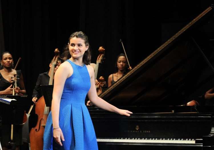 La concertista Karla Martínez en concierto de Clausura del IV Encuentro de Jóvenes Pianistas en La Habana,
Teatro Martí. Interpretando el Concierto no. 3 de Beethoven junto a la Orquesta
Sinfónica Nacional, bajo la dirección de Daiana García. 26 de junio de 2016.
Foto: Ismael Almeida.