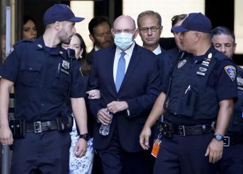 El director financiero de la empresa de Donald Trump, al centro, abandona el tribunal de Nueva York este jueves. Foto: John Minchillo/AP