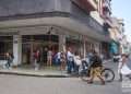 Personas en La Habana un día después del anuncio por las autoridades de un nuevo mercado cambiario en la Isla. Foto: Otmaro Rodríguez.