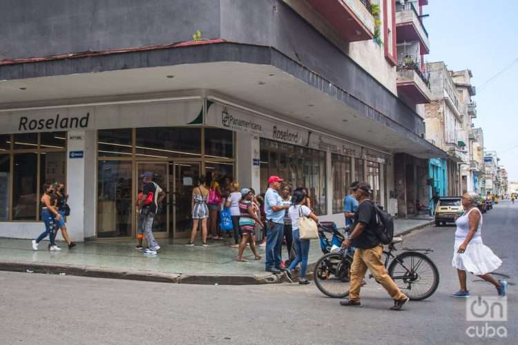 Personas en La Habana un día después del anuncio por las autoridades de un nuevo mercado cambiario en la Isla. Foto: Otmaro Rodríguez.