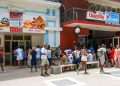 Personas en La Habana un día después del anuncio por las autoridades de un nuevo mercado cambiario en la Isla. Foto: Otmaro Rodríguez.