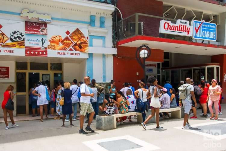 Personas en La Habana un día después del anuncio por las autoridades de un nuevo mercado cambiario en la Isla. Foto: Otmaro Rodríguez.