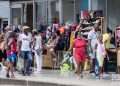 Personas en La Habana un día después del anuncio por las autoridades de un nuevo mercado cambiario en la Isla. Foto: Otmaro Rodríguez.