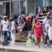 Personas en La Habana un día después del anuncio por las autoridades de un nuevo mercado cambiario en la Isla. Foto: Otmaro Rodríguez.