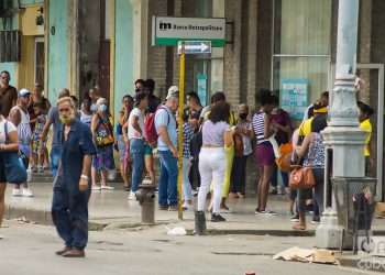 Personas en las afueras de un banco, en la calle Galiano de La Habana, un día después del anuncio por las autoridades de un nuevo mercado cambiario en la Isla. Foto: Otmaro Rodríguez.