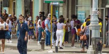 Personas en las afueras de un banco, en la calle Galiano de La Habana, un día después del anuncio por las autoridades de un nuevo mercado cambiario en la Isla. Foto: Otmaro Rodríguez.