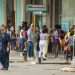 Personas en las afueras de un banco, en la calle Galiano de La Habana, un día después del anuncio por las autoridades de un nuevo mercado cambiario en la Isla. Foto: Otmaro Rodríguez.