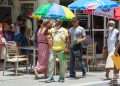 Personas en La Habana un día después del anuncio por las autoridades de un nuevo mercado cambiario en la Isla. Foto: Otmaro Rodríguez.