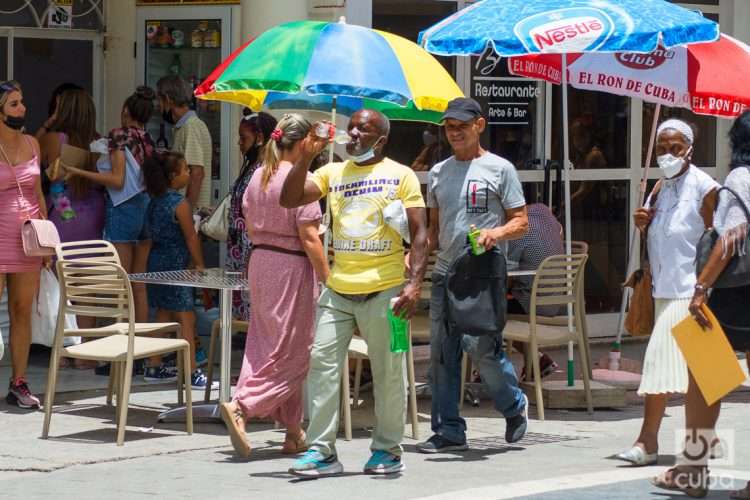 Personas en La Habana un día después del anuncio por las autoridades de un nuevo mercado cambiario en la Isla. Foto: Otmaro Rodríguez.