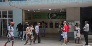 Personas en La Habana un día después del anuncio por las autoridades de un nuevo mercado cambiario en la Isla. Foto: Otmaro Rodríguez.