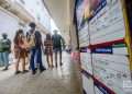 Personas en La Habana un día después del anuncio por las autoridades de un nuevo mercado cambiario en la Isla. Foto: Otmaro Rodríguez.