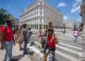 Personas en La Habana un día después del anuncio por las autoridades de un nuevo mercado cambiario en la Isla. Foto: Otmaro Rodríguez.