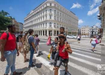 Personas en La Habana un día después del anuncio por las autoridades de un nuevo mercado cambiario en la Isla. Foto: Otmaro Rodríguez.