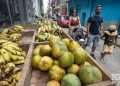 Personas en La Habana un día después del anuncio por las autoridades de un nuevo mercado cambiario en la Isla. Foto: Otmaro Rodríguez.