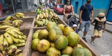 Personas en La Habana un día después del anuncio por las autoridades de un nuevo mercado cambiario en la Isla. Foto: Otmaro Rodríguez.