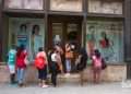 Personas en La Habana un día después del anuncio por las autoridades de un nuevo mercado cambiario en la Isla. Foto: Otmaro Rodríguez.