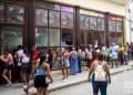 Personas en La Habana un día después del anuncio por las autoridades de un nuevo mercado cambiario en la Isla. Foto: Otmaro Rodríguez.