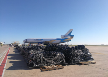 Cargamento de ayuda humanitaria para Cuba antes de partir hacia la Isla desde Santa Cruz, Bolivia. Foto: @LuchoXBolivia / Twitter.