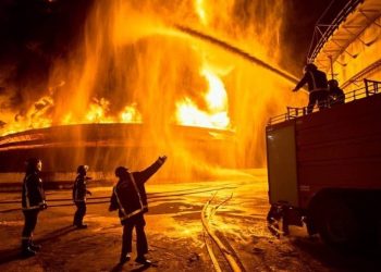 Bomberos trabajando en el incendio de la Base de Matanzas. Foto: Bohemia.