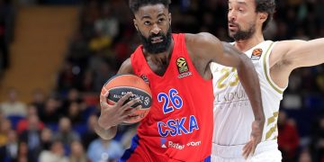 El baloncestista cubano Howard Sant-Roos (con la pelota) en una acción de juego, cuando militaba en el CSKA de Moscú. Foto: @cskabasket / Twitter / Archivo.