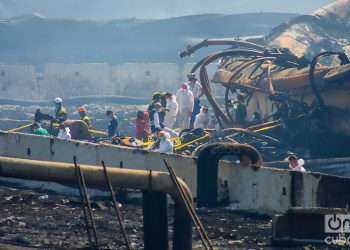 Trabajo de expertos forenses en el lugar del incendio en la Base de Supertanqueros de Matanzas, el 12 de agosto de 2022. Foto: Otmaro Rodríguez.