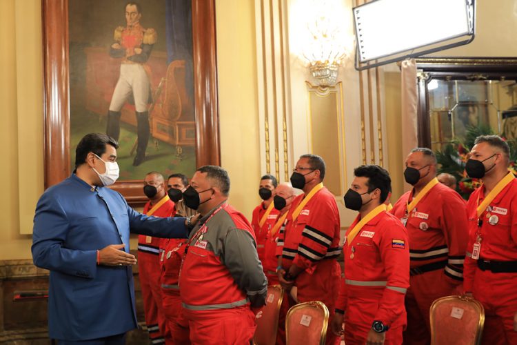 El presidente venezolano Nicolás Maduro junto a bomberos y expertos de su país que participaron en la extinción del incendio en la base de supertanqueros de Matanzas, en Cuba. Foto: mppre.gob.ve