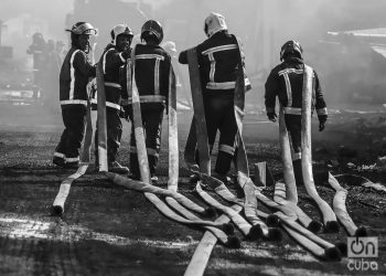 Bomberos tras la extinción del incendio en la Base de Supertanqueros de Matanzas. Foto: Otmaro Rodríguez.