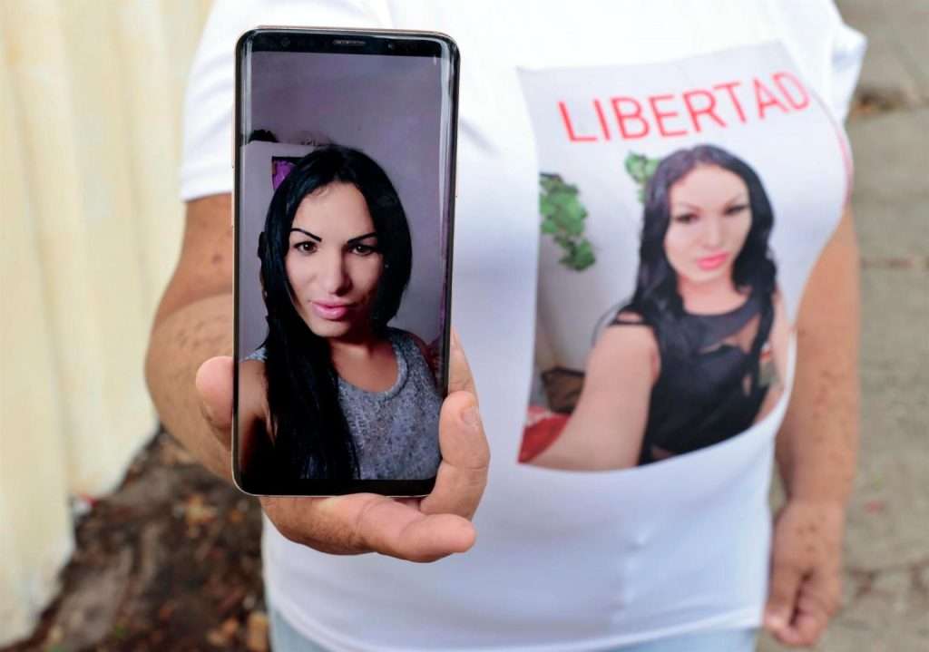 La madre de la trans cubana Brenda Díaz, detenida y enjuiciada por su participación en las protestas antigubernamentales del 11 de julio de 2021 en Cuba, muestra una foto de su hija. Foto: Ernesto Mastrascusa / EFE / Archivo.