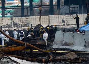 Expertos forenses y otras fuerzas cubanas trabajan en la búsqueda de los restos de los desaparecidos en el incendio en la Base de Supertanqueros de Matanzas. Foto: @japortalmiranda / Twitter.