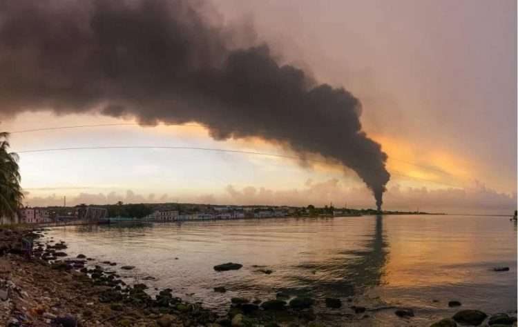 La columna de humo visible en toda la urbe, y ya en algunas zonas de otras provincias, impera desde alrededor de las 19:00 horas del viernes. Foto: Perfil en Facebook de TV Yumurí.