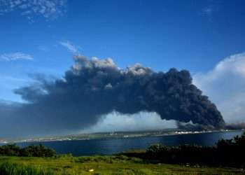 Columna de humo provocada por el gran incendio en la Base de Supertanqueros de Matanzas, vista desde el otro lado de la bahía matancera. Foto: Ricardo López Hevia / Archivo.