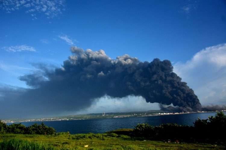 Columna de humo provocada por el gran incendio en la Base de Supertanqueros de Matanzas, vista desde el otro lado de la bahía matancera. Foto: Ricardo López Hevia / Archivo.