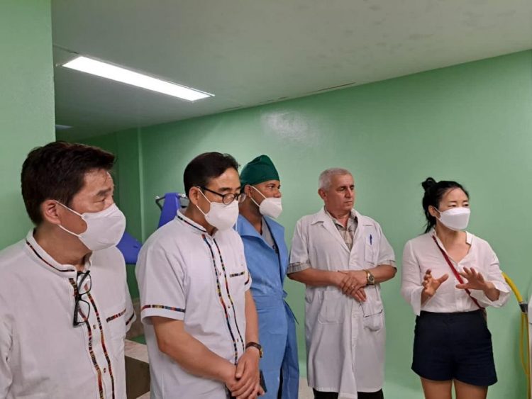 Delegación de Corea del Sur visita al hospital Faustino Pérez, en Matanzas.