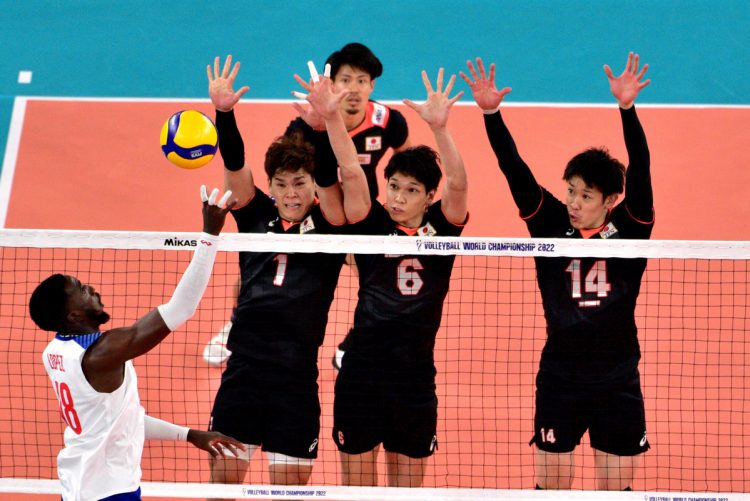 Miguel Angel Lopez Castro, de Cuba, en acción contra Yuji Nishida, Akihiro Yamauchi y Yuki Ishikawa de Japan el partido de este martes correspondiente al  Campeonato Mundial de voleibol. Foto: IGOR KUPLJENIK/EFE/EPA.