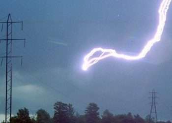 Un rayo en medio de una tormenta eléctrica. Foto: CubaSí / Archivo.