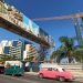 Autos pasan junto a hoteles en construcción y otros ya abiertos, en La Habana, en agosto de 2022. Foto: Ernesto Mastrascusa / EFE.
