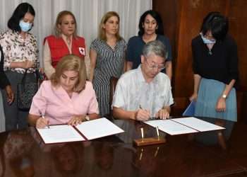 La viceministra cubana de Comercio Exterior, Deborah Rivas, y el embajador de China en Cuba, Ma Hui, firman el acta oficial de la entrega de 150 mil dólares de la Cruz Roja de China a Cuba, como ayuda ante los daños causados por el incendio en la zona industrial de Matanzas- Foto: @espada_molina / Twitter.