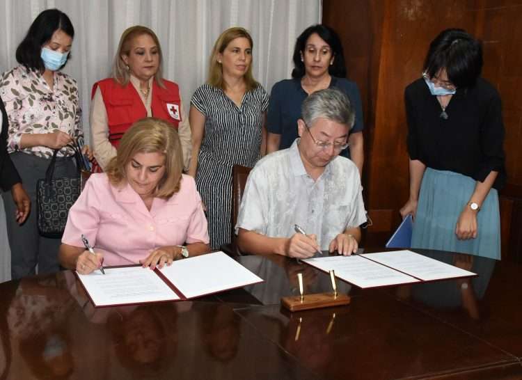 La viceministra cubana de Comercio Exterior, Deborah Rivas, y el embajador de China en Cuba, Ma Hui, firman el acta oficial de la entrega de 150 mil dólares de la Cruz Roja de China a Cuba, como ayuda ante los daños causados por el incendio en la zona industrial de Matanzas- Foto: @espada_molina / Twitter.