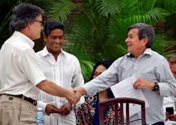 Imagen de archivo del jefe negociador del gobierno colombiano, Gustavo Bell (i), estrechando la mano del comandante del ELN Israel Ramírez Pineda (d), alias Pablo Beltrán, el 1 de agosto de 2018, en el cierre del sexto ciclo de conversaciones en La Habana. Foto: Ernesto Mastrascusa / EFE / Archivo.