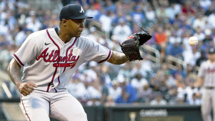 El cubano Raisel Iglesias ha sido una pieza fundamental para el bullpen de Atlanta. (AP Photo/Julia Nikhinson)