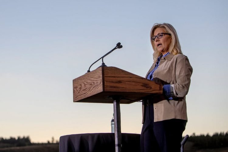 La congresista republicana Liz Cheney se dirge a sus seguidores tras la derrota en las primarias. | Foto: Kim Raff / The New York Times