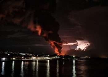 Incendio en Matanzas. Foto: @SantanaMiriel/ Twitter. Tomada de Cubadebate.