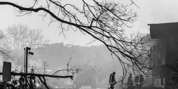 Bomberos tras la extinción del incendio en la Base de Supertanqueros de Matanzas. Foto: Otmaro Rodríguez.