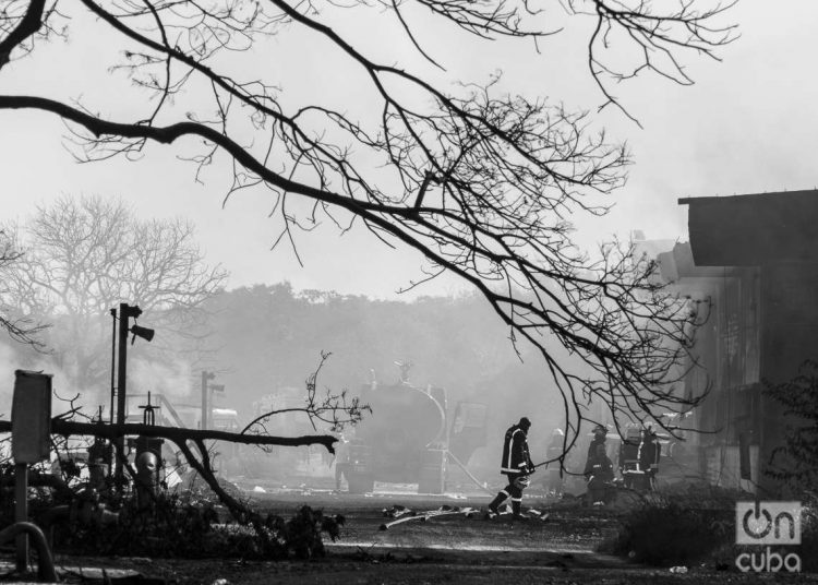 Bomberos tras la extinción del incendio en la Base de Supertanqueros de Matanzas. Foto: Otmaro Rodríguez.